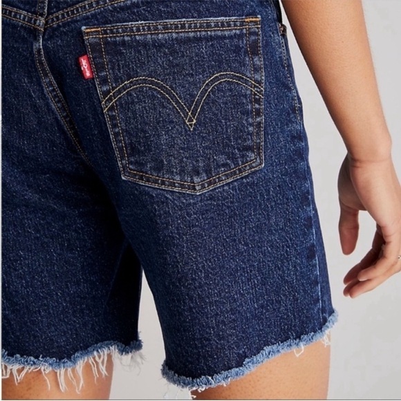 NWT Levi’s 501 High Rise Mid Thigh Shorts in Salsa Center Dark Wash - Picture 3 of 8